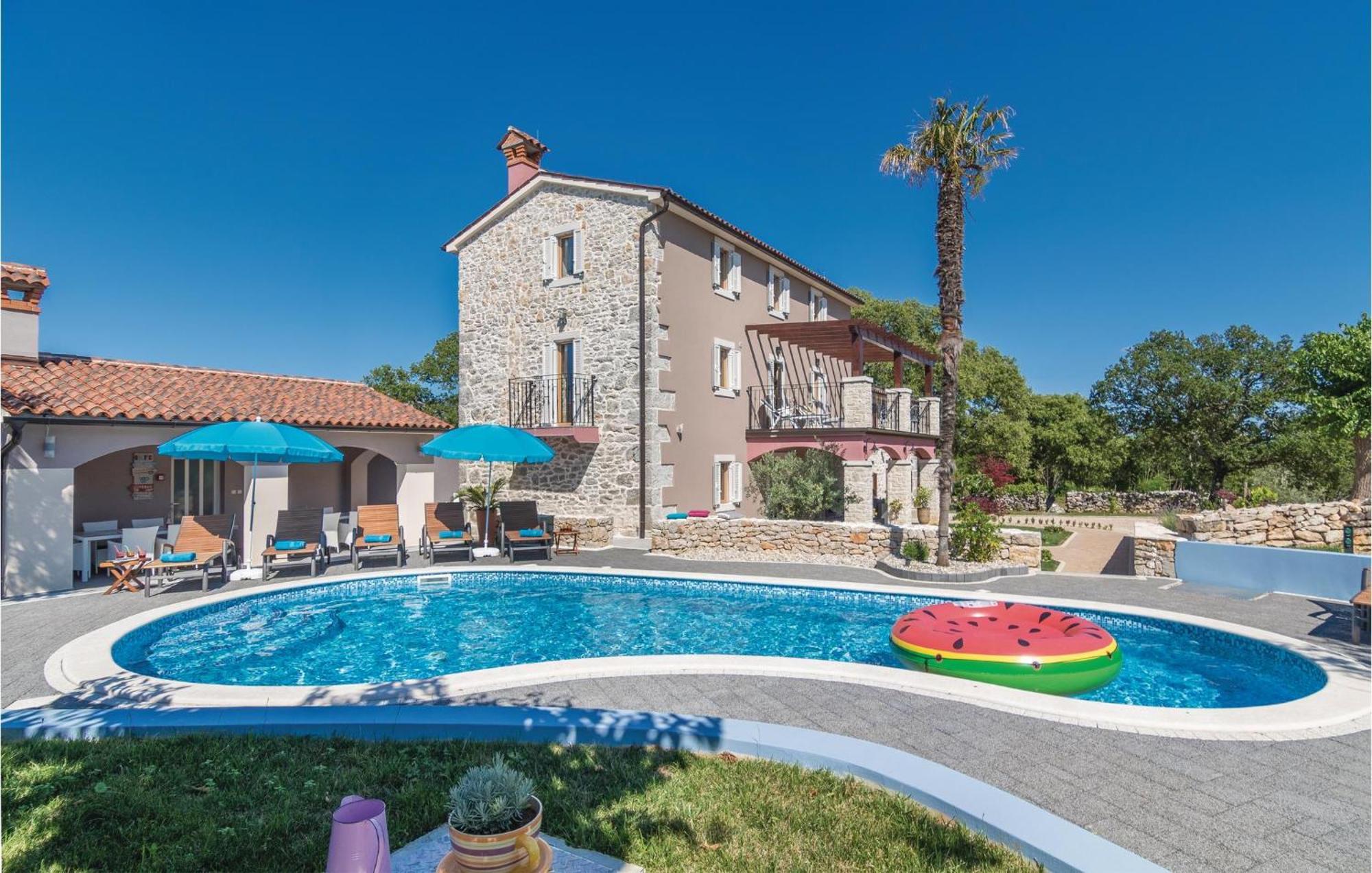 6 Bedroom Beautiful In